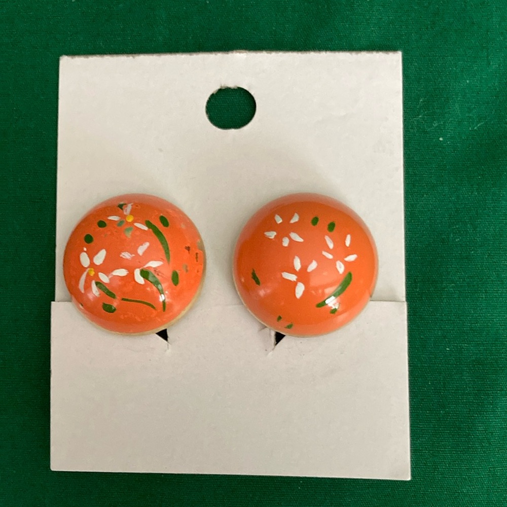 🐸 Round Orange Clip-on Earrings with White Flowers; ELNC